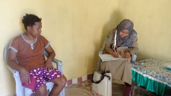 Melakukan Pemutahiran Pendataan Keluarga di salah satu rumah Kader Posyandu di Kampung Fafi