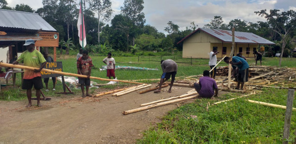 Pembuatan pagar  jalan di Kampung kb Fafi