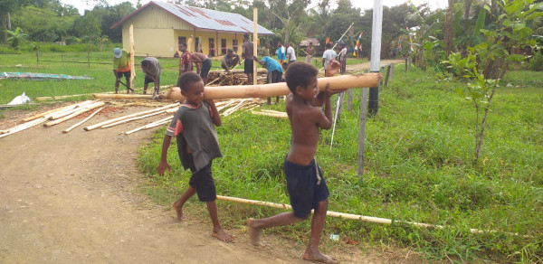 Anak-anak membantu dalam pembuatan pagar jalan kampung kb Fafi