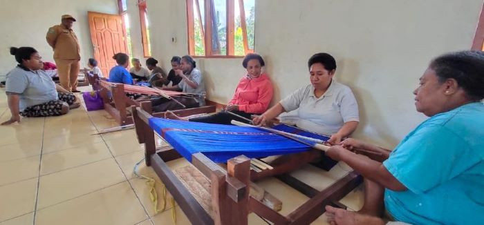 Pelatihan pembuatan kain tenun