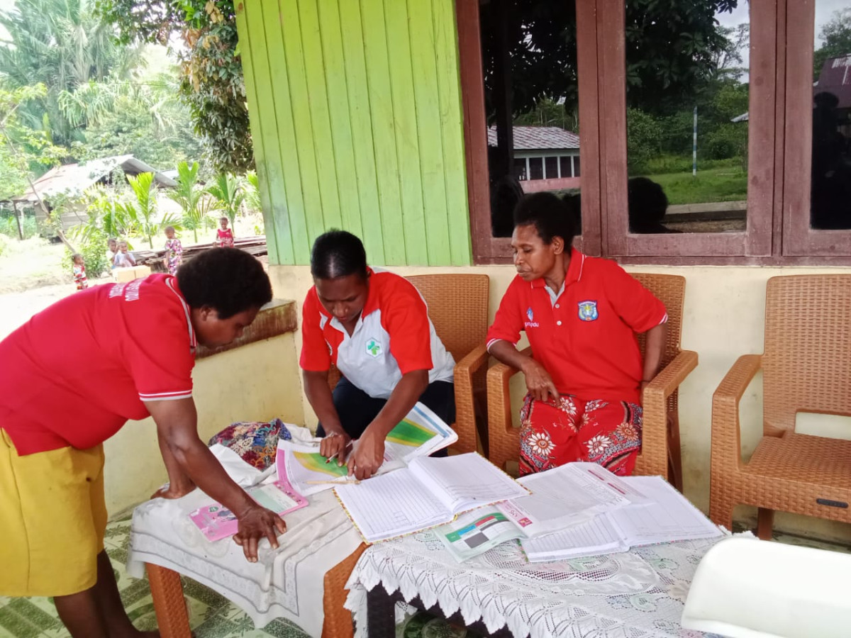 Kader BKB praktek cara mengisi buku KMS anak bayi balita